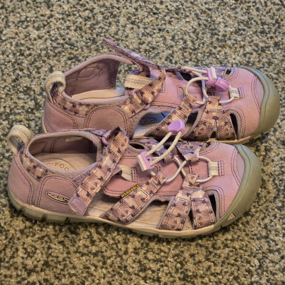 Keen Girls Water Shoes / Sandals (Size 2)